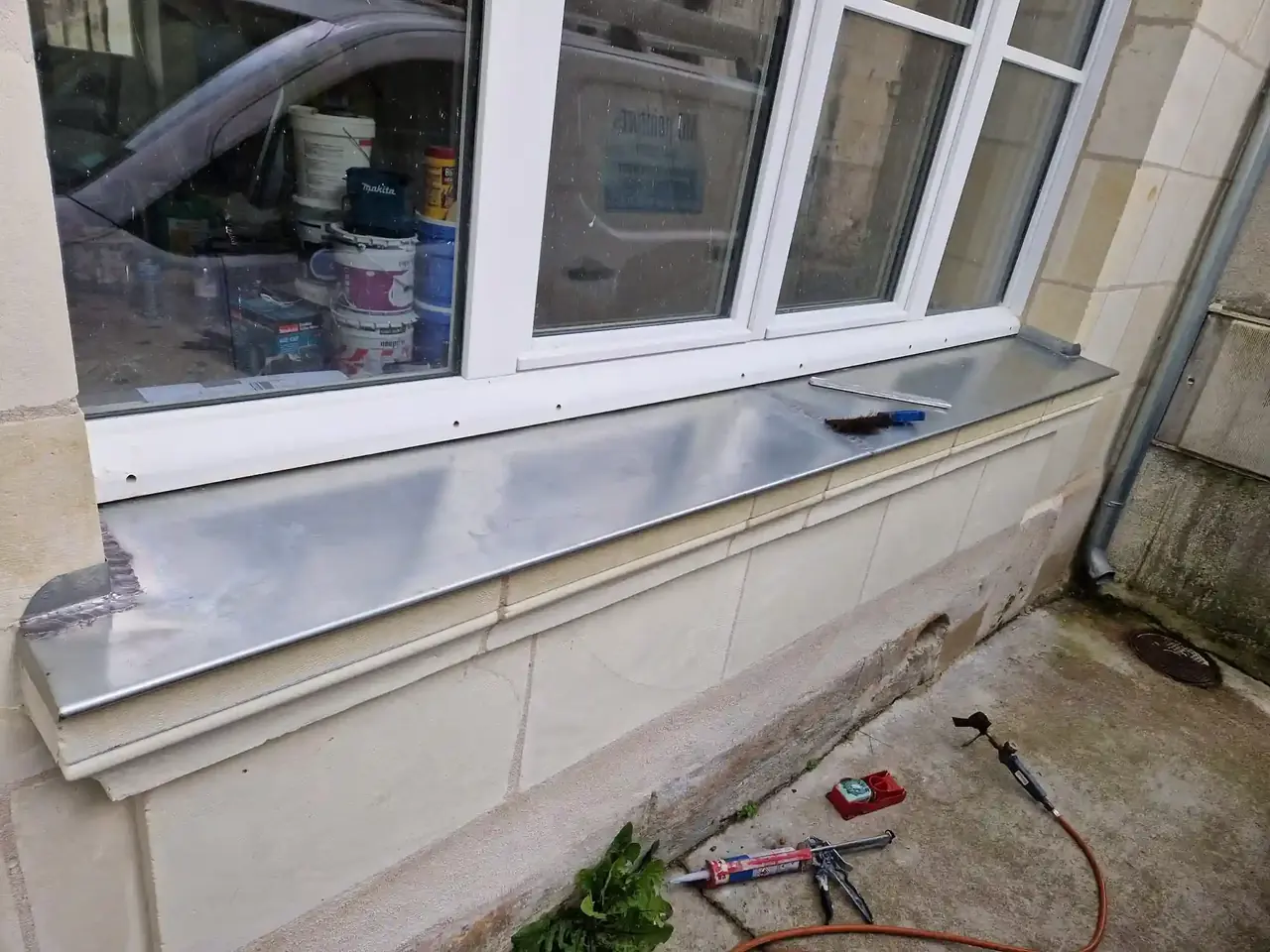 Bavette en zinc neuve posée sur l'appui d'une fenêtre
