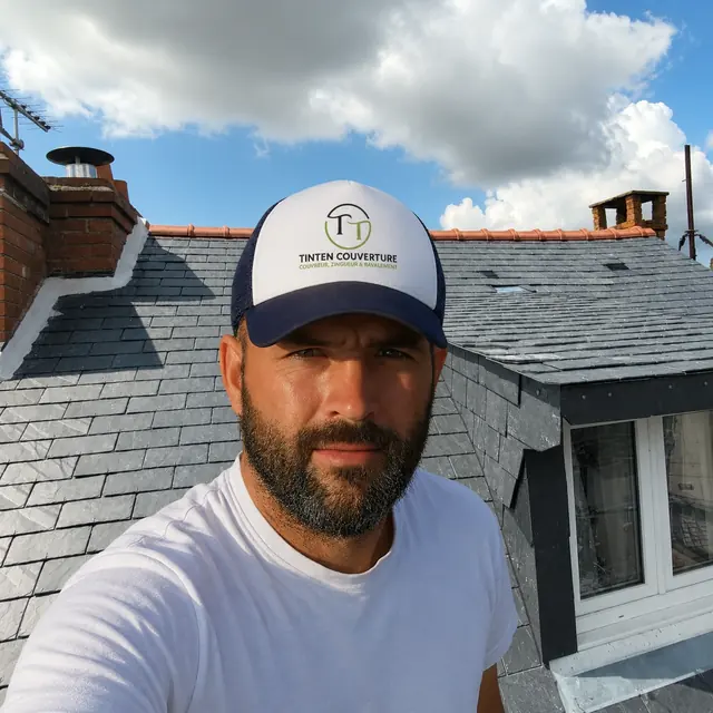 Le couvreur de Tinten Couverture sur un chantier de toiture en ardoise