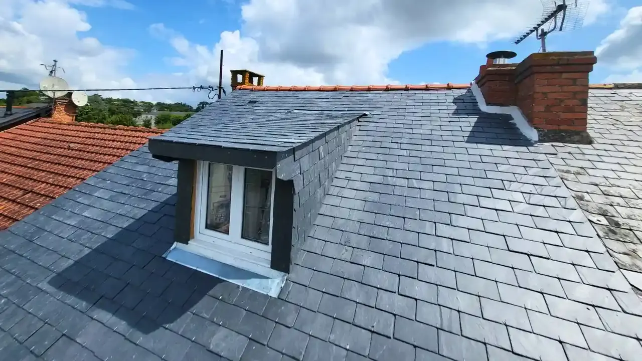 Lucarne et couverture en ardoise refaites
